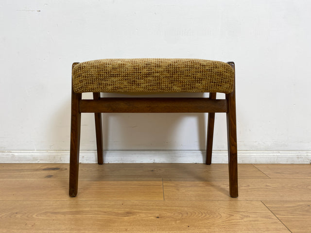 WMK # Schöner und sehr gut erhaltener 50er Jahre Sitzhocker mit konischen Füßen aus Nussbaum und dezentem Originalbezug # Sitzhocker Fußhocker Bank Fußbank 60er Mid-Century Vintage # Versand möglich