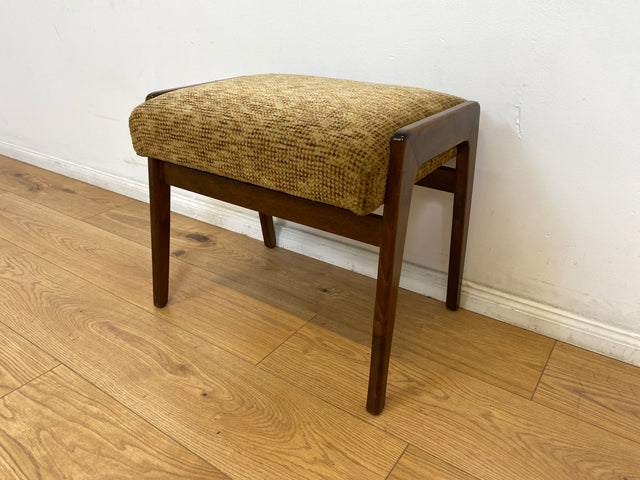 WMK # Schöner und sehr gut erhaltener 50er Jahre Sitzhocker mit konischen Füßen aus Nussbaum und dezentem Originalbezug # Sitzhocker Fußhocker Bank Fußbank 60er Mid-Century Vintage # Versand möglich