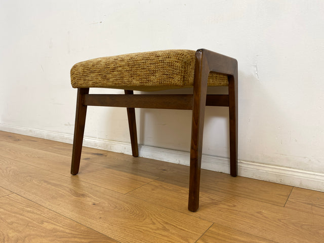 WMK # Schöner und sehr gut erhaltener 50er Jahre Sitzhocker mit konischen Füßen aus Nussbaum und dezentem Originalbezug # Sitzhocker Fußhocker Bank Fußbank 60er Mid-Century Vintage # Versand möglich