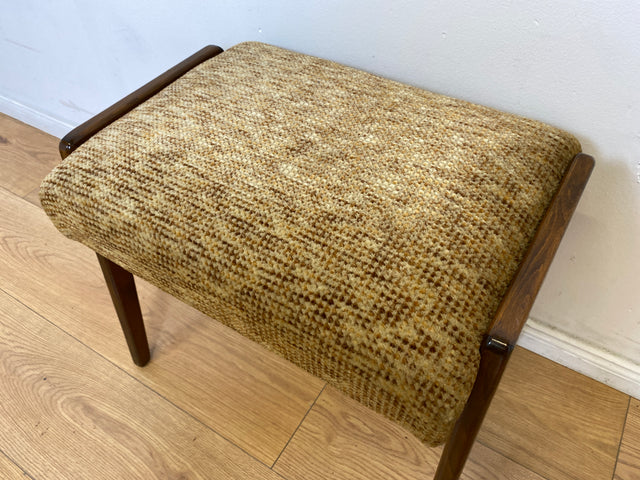 WMK # Schöner und sehr gut erhaltener 50er Jahre Sitzhocker mit konischen Füßen aus Nussbaum und dezentem Originalbezug # Sitzhocker Fußhocker Bank Fußbank 60er Mid-Century Vintage # Versand möglich
