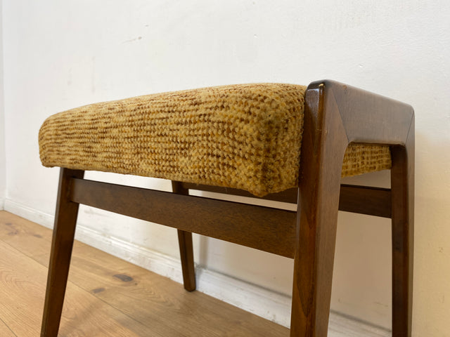 WMK # Schöner und sehr gut erhaltener 50er Jahre Sitzhocker mit konischen Füßen aus Nussbaum und dezentem Originalbezug # Sitzhocker Fußhocker Bank Fußbank 60er Mid-Century Vintage # Versand möglich