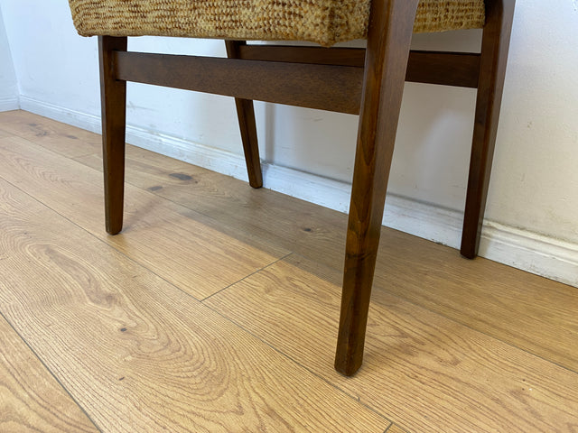 WMK # Schöner und sehr gut erhaltener 50er Jahre Sitzhocker mit konischen Füßen aus Nussbaum und dezentem Originalbezug # Sitzhocker Fußhocker Bank Fußbank 60er Mid-Century Vintage # Versand möglich