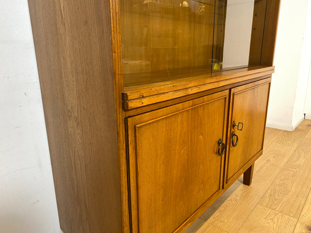 WMK I Hochwertige 50er Jahre Vitrine aus vollem Holz mit Glasböden und Messinggriffen I Schrank Glasvitrine Geschirrschrank Highboard Küchenschrank Mid-Century Vintage 60er Berlin Dortmund Hannover