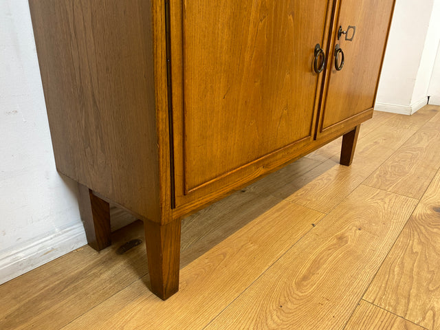 WMK I Hochwertige 50er Jahre Vitrine aus vollem Holz mit Glasböden und Messinggriffen I Schrank Glasvitrine Geschirrschrank Highboard Küchenschrank Mid-Century Vintage 60er Berlin Dortmund Hannover