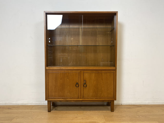WMK I Hochwertige 50er Jahre Vitrine aus vollem Holz mit Glasböden und Messinggriffen I Schrank Glasvitrine Geschirrschrank Highboard Küchenschrank Mid-Century Vintage 60er Berlin Dortmund Hannover