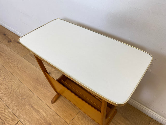 WMK # Sehr schöner 50er Jahre Zeitungstisch auf Rollen mit pflegeleichter Resopal Oberfläche # Beistelltisch Servierwagen Zeitungshalter Zeitungsständer Zeitschriftenständer Ablage Vintage Mid-Century