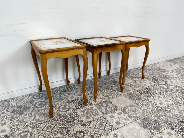 WMK Beautiful set of well-preserved 3-in-1 nesting tables with curved legs and hand-painted tile shelf # Coffee table Nesting Tables Side table table coffee table Chippendale Vintage