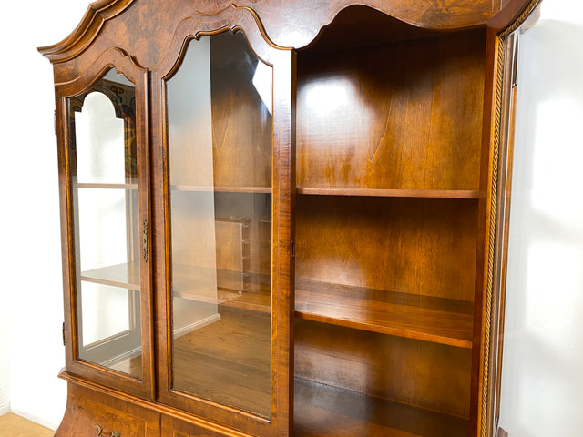 WMK I Vornehme und hochwertige 60er Jahre Vitrine , Vollholz, im Stile des Barock mit bombierter Front, Löwenfüßen, & Intarsien I Schrank Anrichte Buffet Bücher Glas Geschirr Wohnzimmer Vintage Rokoko