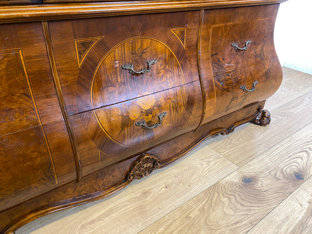 WMK I Vornehme und hochwertige 60er Jahre Vitrine , Vollholz, im Stile des Barock mit bombierter Front, Löwenfüßen, & Intarsien I Schrank Anrichte Buffet Bücher Glas Geschirr Wohnzimmer Vintage Rokoko