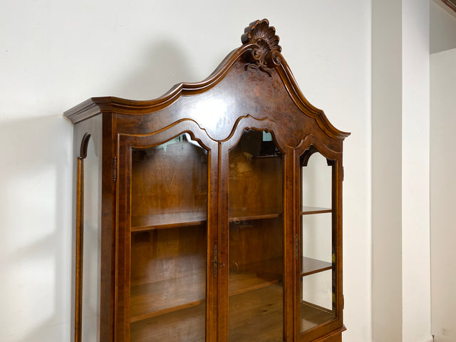 WMK I Vornehme und hochwertige 60er Jahre Vitrine , Vollholz, im Stile des Barock mit bombierter Front, Löwenfüßen, & Intarsien I Schrank Anrichte Buffet Bücher Glas Geschirr Wohnzimmer Vintage Rokoko