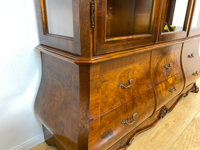 WMK I Vornehme und hochwertige 60er Jahre Vitrine , Vollholz, im Stile des Barock mit bombierter Front, Löwenfüßen, & Intarsien I Schrank Anrichte Buffet Bücher Glas Geschirr Wohnzimmer Vintage Rokoko