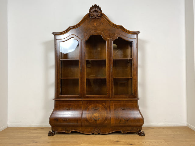 WMK I Vornehme und hochwertige 60er Jahre Vitrine , Vollholz, im Stile des Barock mit bombierter Front, Löwenfüßen, & Intarsien I Schrank Anrichte Buffet Bücher Glas Geschirr Wohnzimmer Vintage Rokoko