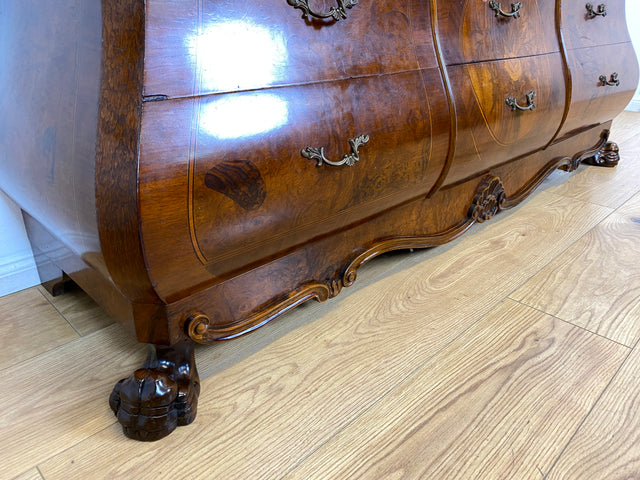 WMK I Vornehme und hochwertige 60er Jahre Vitrine , Vollholz, im Stile des Barock mit bombierter Front, Löwenfüßen, & Intarsien I Schrank Anrichte Buffet Bücher Glas Geschirr Wohnzimmer Vintage Rokoko