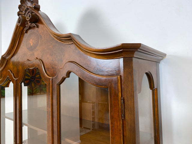WMK I Vornehme und hochwertige 60er Jahre Vitrine , Vollholz, im Stile des Barock mit bombierter Front, Löwenfüßen, & Intarsien I Schrank Anrichte Buffet Bücher Glas Geschirr Wohnzimmer Vintage Rokoko