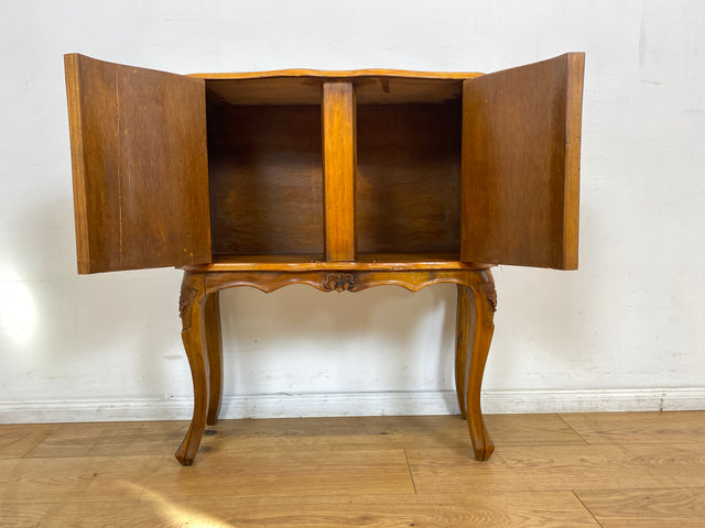 WMK I Hübsche kleine 60er Jahre Kommode im antiken Stil mit Intarsien und Messinggriffen I Schrank Schränkchen Konsole Ablage Flurkommode Wäschekommode Beistelltisch Vintage Berlin Augsburg Dortmund