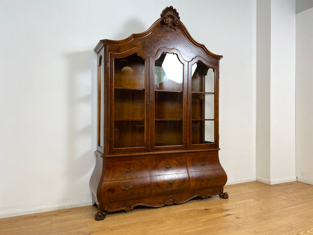 WMK I Vornehme und hochwertige 60er Jahre Vitrine , Vollholz, im Stile des Barock mit bombierter Front, Löwenfüßen, & Intarsien I Schrank Anrichte Buffet Bücher Glas Geschirr Wohnzimmer Vintage Rokoko