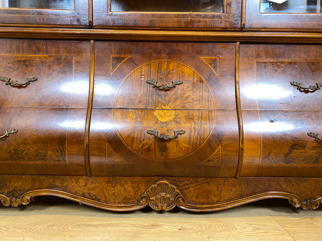 WMK I Vornehme und hochwertige 60er Jahre Vitrine , Vollholz, im Stile des Barock mit bombierter Front, Löwenfüßen, & Intarsien I Schrank Anrichte Buffet Bücher Glas Geschirr Wohnzimmer Vintage Rokoko