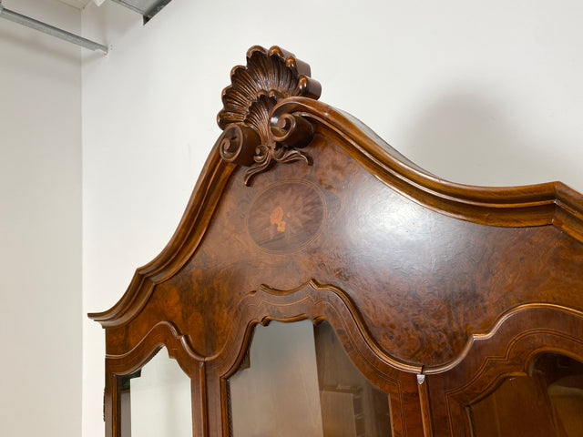 WMK I Vornehme und hochwertige 60er Jahre Vitrine , Vollholz, im Stile des Barock mit bombierter Front, Löwenfüßen, & Intarsien I Schrank Anrichte Buffet Bücher Glas Geschirr Wohnzimmer Vintage Rokoko