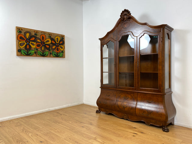 WMK I Vornehme und hochwertige 60er Jahre Vitrine , Vollholz, im Stile des Barock mit bombierter Front, Löwenfüßen, & Intarsien I Schrank Anrichte Buffet Bücher Glas Geschirr Wohnzimmer Vintage Rokoko