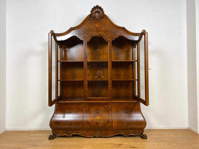 WMK I Vornehme und hochwertige 60er Jahre Vitrine , Vollholz, im Stile des Barock mit bombierter Front, Löwenfüßen, & Intarsien I Schrank Anrichte Buffet Bücher Glas Geschirr Wohnzimmer Vintage Rokoko