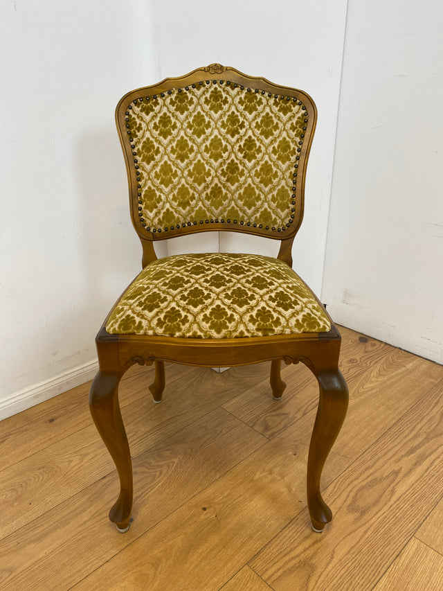 WMK I Set aus 4 besonders schönen 60er Jahre Chippendale Esszimmerstühlen mit hochwertigem Brokatbezug in Gold