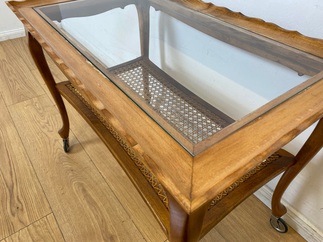 WMK I Eleganter 60er Jahre Chippendale Servierwagen auf Rollen mit Glasplatte & Ablage aus Wiener Geflecht