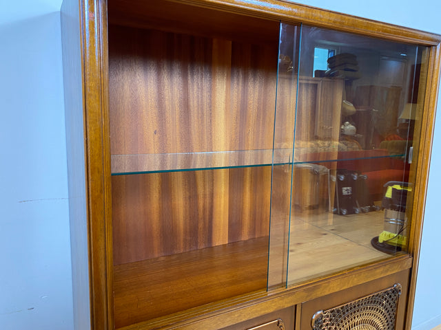 WMK # Elegante und hochwertige 60er Jahre Chippendale Vitrine aus vollem Holz mit feinem Wiener Sonnengeflecht & Schubladen # Schrank Highboard Geschirrschrank Kommode Mid-Century Boho Barock Vintage