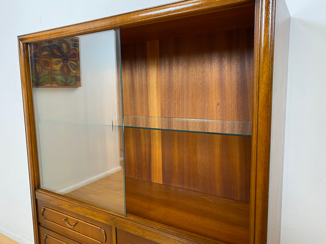 WMK # Elegante und hochwertige 60er Jahre Chippendale Vitrine aus vollem Holz mit feinem Wiener Sonnengeflecht & Schubladen # Schrank Highboard Geschirrschrank Kommode Mid-Century Boho Barock Vintage