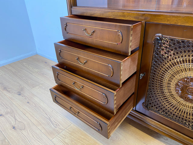 WMK # Elegante und hochwertige 60er Jahre Chippendale Vitrine aus vollem Holz mit feinem Wiener Sonnengeflecht & Schubladen # Schrank Highboard Geschirrschrank Kommode Mid-Century Boho Barock Vintage