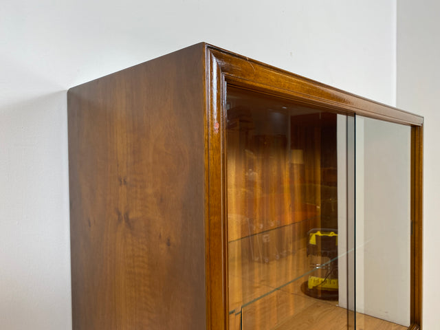 WMK # Elegante und hochwertige 60er Jahre Chippendale Vitrine aus vollem Holz mit feinem Wiener Sonnengeflecht & Schubladen # Schrank Highboard Geschirrschrank Kommode Mid-Century Boho Barock Vintage