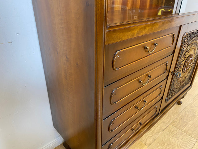 WMK # Elegante und hochwertige 60er Jahre Chippendale Vitrine aus vollem Holz mit feinem Wiener Sonnengeflecht & Schubladen # Schrank Highboard Geschirrschrank Kommode Mid-Century Boho Barock Vintage