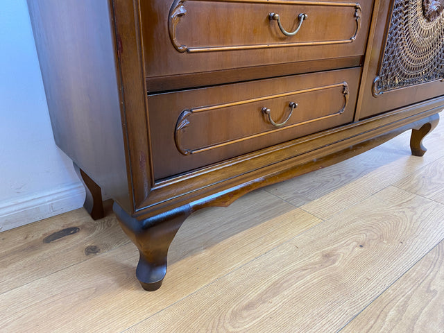 WMK # Elegante und hochwertige 60er Jahre Chippendale Vitrine aus vollem Holz mit feinem Wiener Sonnengeflecht & Schubladen # Schrank Highboard Geschirrschrank Kommode Mid-Century Boho Barock Vintage