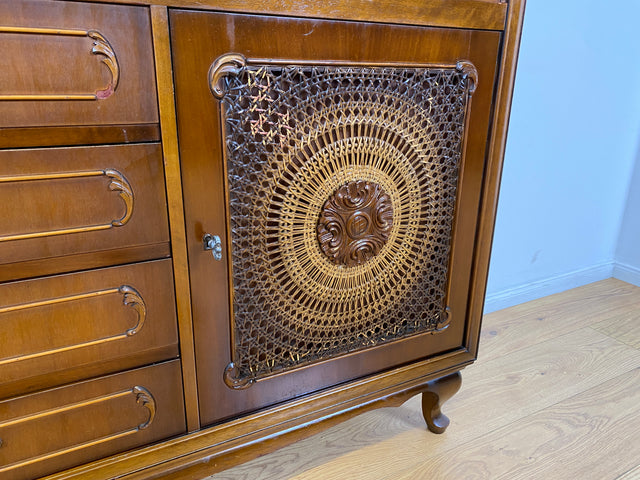 WMK # Elegante und hochwertige 60er Jahre Chippendale Vitrine aus vollem Holz mit feinem Wiener Sonnengeflecht & Schubladen # Schrank Highboard Geschirrschrank Kommode Mid-Century Boho Barock Vintage