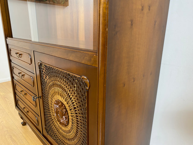WMK # Elegante und hochwertige 60er Jahre Chippendale Vitrine aus vollem Holz mit feinem Wiener Sonnengeflecht & Schubladen # Schrank Highboard Geschirrschrank Kommode Mid-Century Boho Barock Vintage