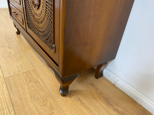 WMK # Elegante und hochwertige 60er Jahre Chippendale Vitrine aus vollem Holz mit feinem Wiener Sonnengeflecht & Schubladen # Schrank Highboard Geschirrschrank Kommode Mid-Century Boho Barock Vintage