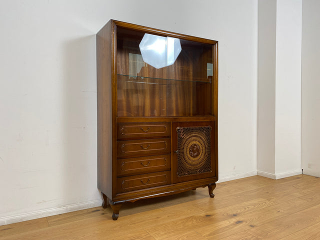 WMK # Elegante und hochwertige 60er Jahre Chippendale Vitrine aus vollem Holz mit feinem Wiener Sonnengeflecht & Schubladen # Schrank Highboard Geschirrschrank Kommode Mid-Century Boho Barock Vintage