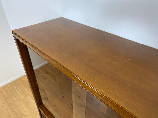 WMK # Elegante und hochwertige 60er Jahre Chippendale Vitrine aus vollem Holz mit feinem Wiener Sonnengeflecht & Schubladen # Schrank Highboard Geschirrschrank Kommode Mid-Century Boho Barock Vintage