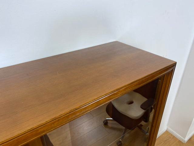 WMK # Elegante und hochwertige 60er Jahre Chippendale Vitrine aus vollem Holz mit feinem Wiener Sonnengeflecht & Schubladen # Schrank Highboard Geschirrschrank Kommode Mid-Century Boho Barock Vintage