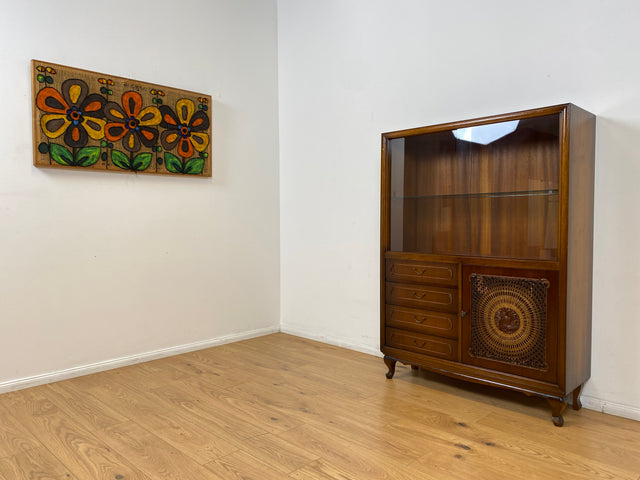 WMK # Elegante und hochwertige 60er Jahre Chippendale Vitrine aus vollem Holz mit feinem Wiener Sonnengeflecht & Schubladen # Schrank Highboard Geschirrschrank Kommode Mid-Century Boho Barock Vintage