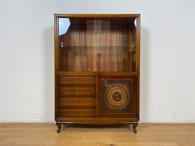 WMK # Elegante und hochwertige 60er Jahre Chippendale Vitrine aus vollem Holz mit feinem Wiener Sonnengeflecht & Schubladen # Schrank Highboard Geschirrschrank Kommode Mid-Century Boho Barock Vintage