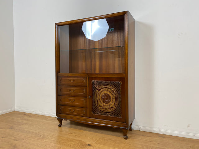 WMK # Elegante und hochwertige 60er Jahre Chippendale Vitrine aus vollem Holz mit feinem Wiener Sonnengeflecht & Schubladen # Schrank Highboard Geschirrschrank Kommode Mid-Century Boho Barock Vintage