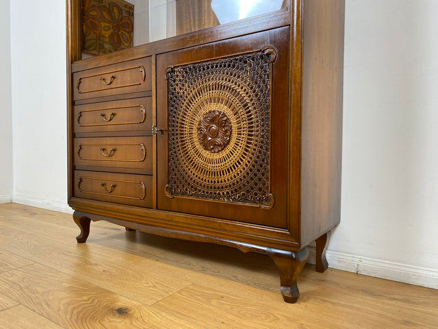 WMK # Elegante und hochwertige 60er Jahre Chippendale Vitrine aus vollem Holz mit feinem Wiener Sonnengeflecht & Schubladen # Schrank Highboard Geschirrschrank Kommode Mid-Century Boho Barock Vintage