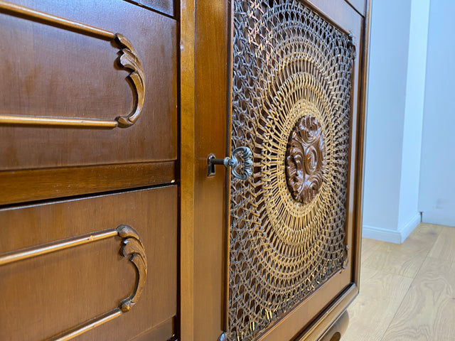 WMK # Elegante und hochwertige 60er Jahre Chippendale Vitrine aus vollem Holz mit feinem Wiener Sonnengeflecht & Schubladen # Schrank Highboard Geschirrschrank Kommode Mid-Century Boho Barock Vintage