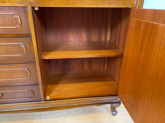 WMK # Elegante und hochwertige 60er Jahre Chippendale Vitrine aus vollem Holz mit feinem Wiener Sonnengeflecht & Schubladen # Schrank Highboard Geschirrschrank Kommode Mid-Century Boho Barock Vintage