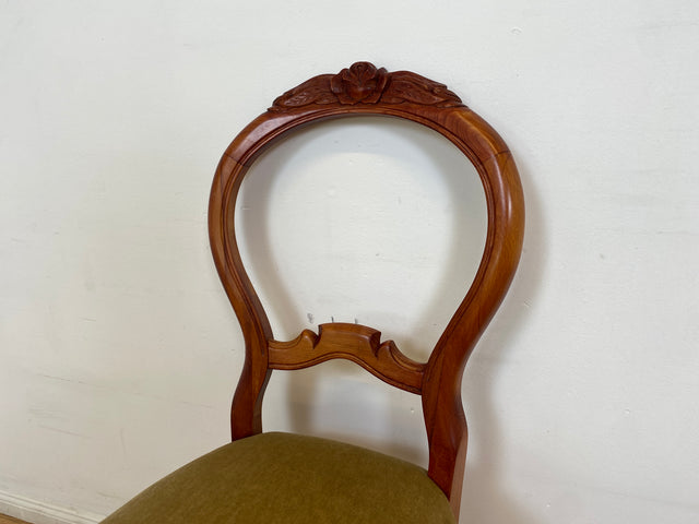 WMK I 1/2 Vornehmer 60er Jahre Esszimmerstuhl im antikem Stil mit grünem Samt Bezug & handverziertem Rahmen I Stuhl Küchenstuhl Louis Philipp Barock Biedermeier Stilmöbel Vintage Berlin Dresden Bremen