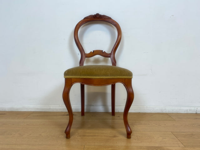 WMK I 1/2 Vornehmer 60er Jahre Esszimmerstuhl im antikem Stil mit grünem Samt Bezug & handverziertem Rahmen I Stuhl Küchenstuhl Louis Philipp Barock Biedermeier Stilmöbel Vintage Berlin Dresden Bremen