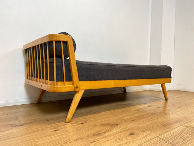 WMK I Stilvolle und minimalistische 60er Jahre Liege mit dunkel grauem Originalbezug und konischen Füßen I Daybed Sofa Couch Einzel Bett DDR Vintage Retro Mid-Century Rockabilly Berlin Leipzig Hamburg