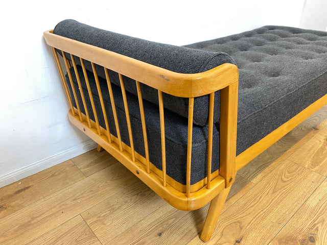 WMK I Stilvolle und minimalistische 60er Jahre Liege mit dunkel grauem Originalbezug und konischen Füßen I Daybed Sofa Couch Einzel Bett DDR Vintage Retro Mid-Century Rockabilly Berlin Leipzig Hamburg