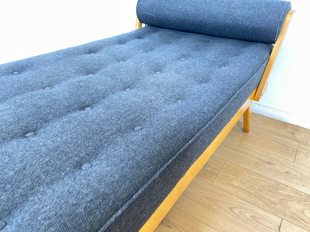 WMK I Stilvolle und minimalistische 60er Jahre Liege mit dunkel grauem Originalbezug und konischen Füßen I Daybed Sofa Couch Einzel Bett DDR Vintage Retro Mid-Century Rockabilly Berlin Leipzig Hamburg