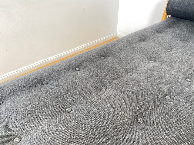 WMK I Stilvolle und minimalistische 60er Jahre Liege mit dunkel grauem Originalbezug und konischen Füßen I Daybed Sofa Couch Einzel Bett DDR Vintage Retro Mid-Century Rockabilly Berlin Leipzig Hamburg